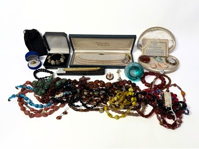 Lot 500 - A selection of jewellery, medals and silver teaspoon