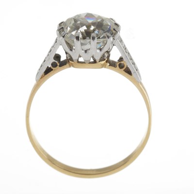Lot 59 - A mid 20th century diamond single-stone ring