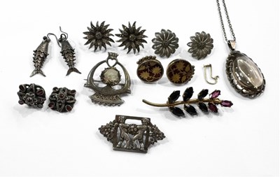 Lot 485 - A selection of silver, white metal and costume jewellery