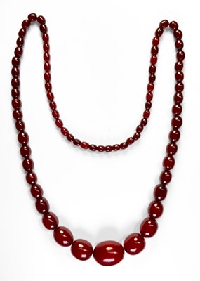 Lot 431 - A bakelite bead necklace