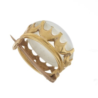 Lot 8 - An early 20th century gold moonstone brooch