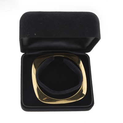 Lot 68 - Tiffany & Co., an 18ct gold Cushion Square bangle bracelet