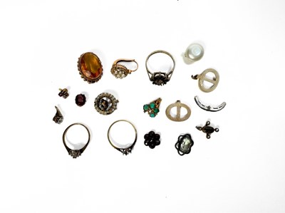 Lot 411 - A selection of broken jewellery
