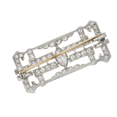 Lot 41 - An Art Deco diamond brooch