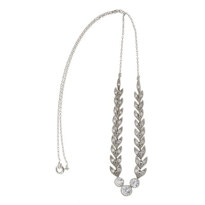 Lot 39 - A Belle Epoque platinum diamond necklace