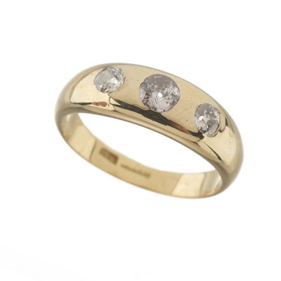 Lot 34 - An early 20th century 18ct gold diamond three-stone band ring