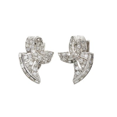 Lot 107 - A pair of Art Deco platinum diamond clip earrings