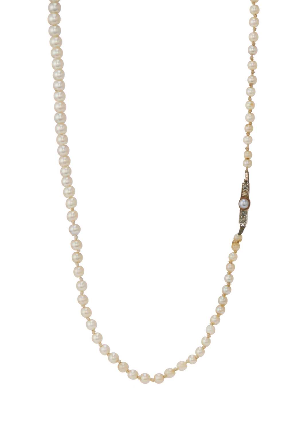 Lot 92 - A mid 20th century pearl necklace, with pearl and diamond clasp