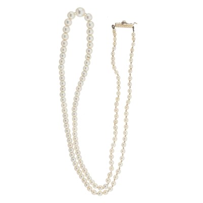 Lot 92 - A mid 20th century pearl necklace, with pearl and diamond clasp