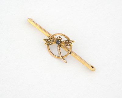 Lot 7 - An 18ct gold sapphire and split pearl dragonfly brooch