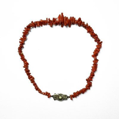 Lot 426 - A mid 20th century coral branch necklace