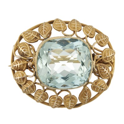 Lot 31 - An Art Nouveau 10ct gold aquamarine single-stone brooch
