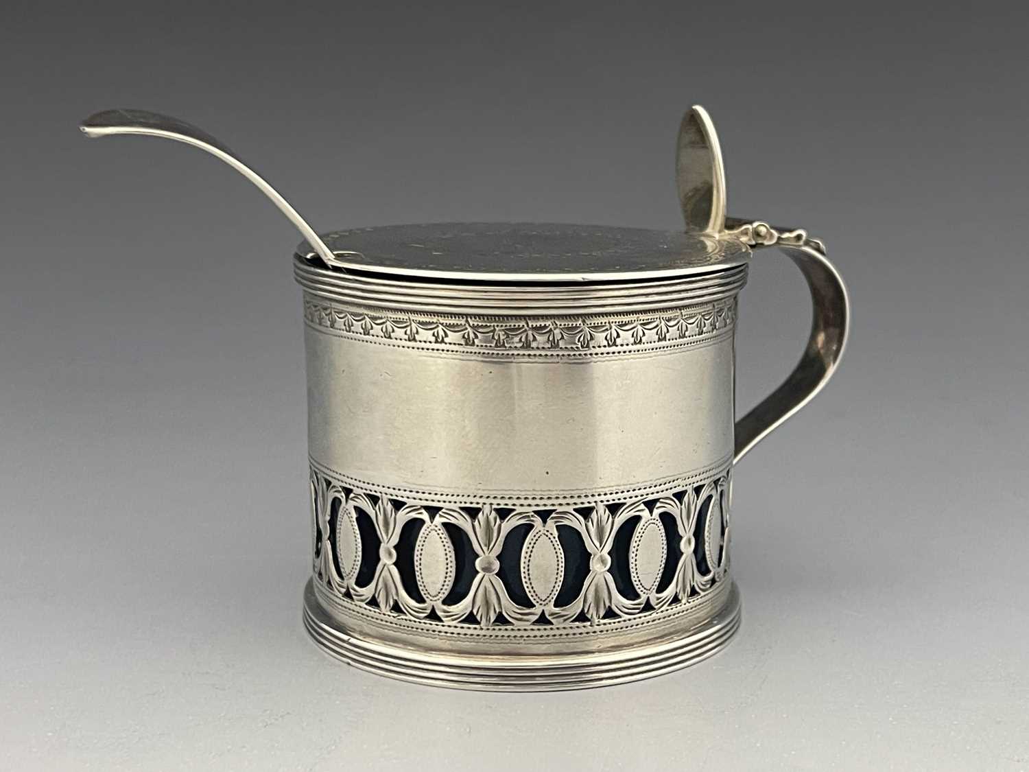 Lot 198 - A George III silver mustard pot, Henry Chawner,...