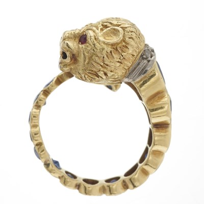 Lot 72 - Zolotas (attr.), an 18ct gold sapphire, ruby and diamond lion's head bypass ring