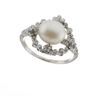 Lot 40 - An early 20th century natural pearl and diamond floral dress ring