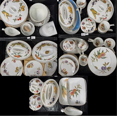 Lot 82 - An extensive Royal Worcester 'Evesham' pattern...