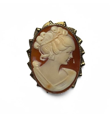 Lot 446 - A 9ct gold shell cameo brooch