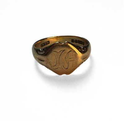 Lot 405 - A 9ct gold signet ring