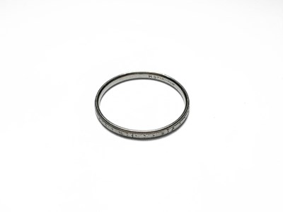 Lot 421 - A platinum wedding band ring