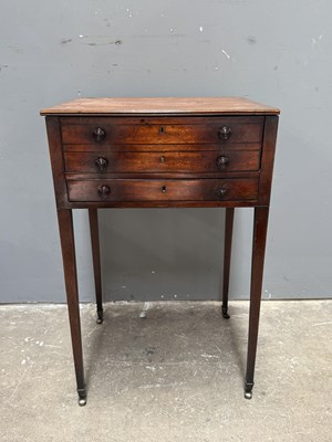 Lot 582 - A small Late 18th early 19th century mahogany...