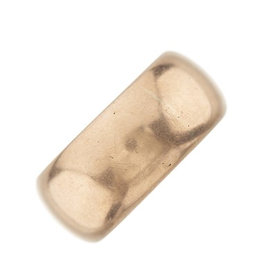 Lot 8 - An early 20th century 9ct gold wedding band ring