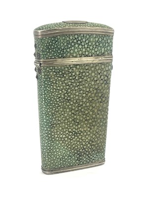 Lot 679 - A George III silver mounted shagreen etui