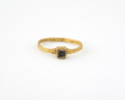 Lot 9 - Byzantine Empire, a medieval gold glass single-stone ring
