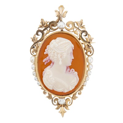 Lot 31 - A late 19th century 18ct gold agate cameo pendant brooch