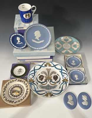 Lot 86 - A collection of commemorative royal ceramics,...