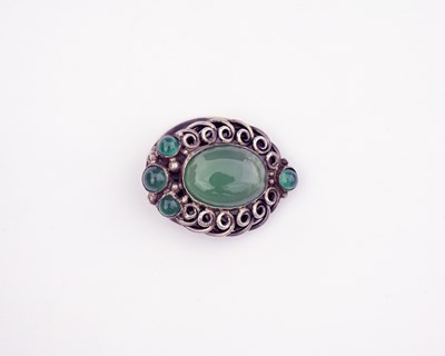 Lot 37 - Dorrie Nossiter (attr.), an Arts & Crafts silver chrysoprase clip
