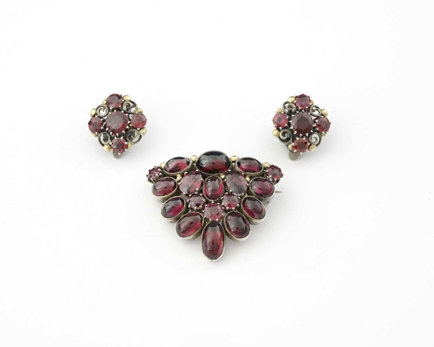 Lot 36 - Dorrie Nossiter (attr.), an Arts & Crafts silver garnet brooch and a pair of earrings