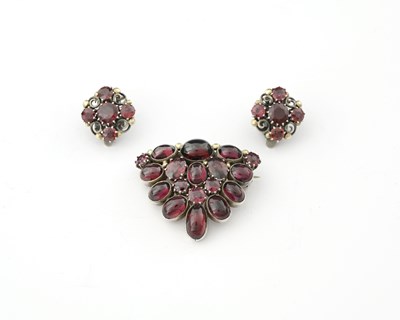 Lot 36 - Dorrie Nossiter (attr.), an Arts & Crafts silver garnet brooch and a pair of earrings