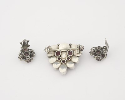 Lot 36 - Dorrie Nossiter (attr.), an Arts & Crafts silver garnet brooch and a pair of earrings