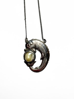 Lot 459 - An early 20th century white metal blister pearl fish pendant, with chain
