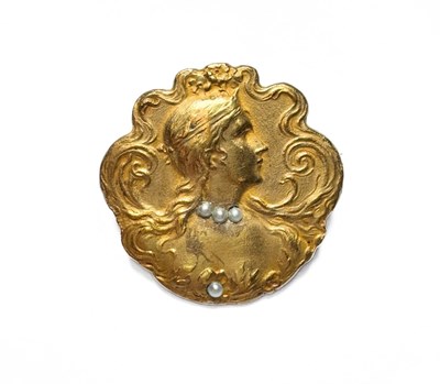 Lot 480 - An Art Nouveau yellow metal imitation pearl brooch