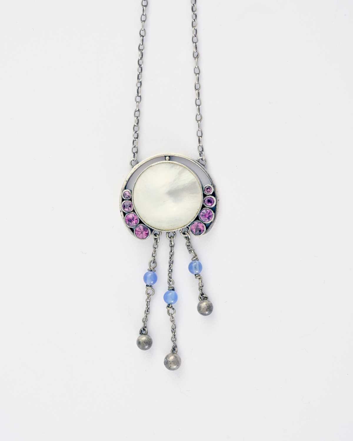 Lot 32 - Murrle Bennett & Co. (attr.), an Art Nouveau pearl, pink gem and blue gem necklace