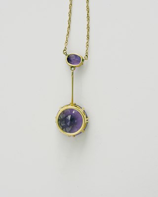 Lot 13 - An early 20th century gold amethyst drop necklace