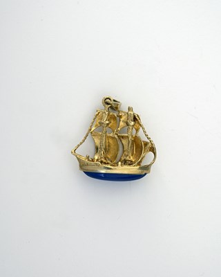 Lot 1 - A 9ct gold chalcedony sailing ship pendant