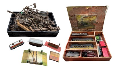 Lot 15 - A boxed clockwork 'O' gauge Hornby train set...