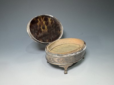 Lot 256 - A George V silver and tortoiseshell jewellery...