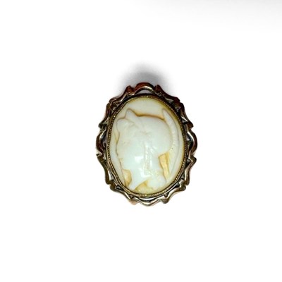 Lot 425 - A 9ct gold cameo ring