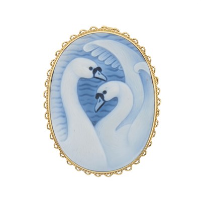 Lot 149 - An 18ct gold blue agate cameo swan brooch
