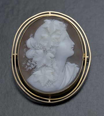 Lot 19 - An Edwardian gold shell cameo brooch