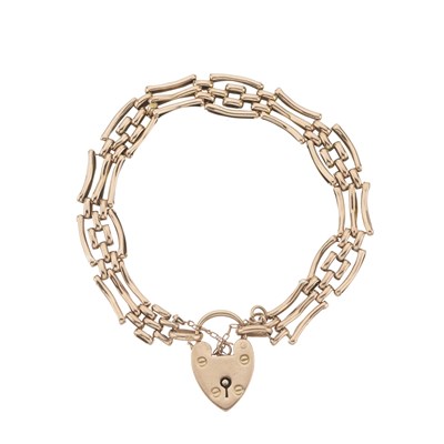 Lot 21 - An early 20th century 9ct gold gate bracelet