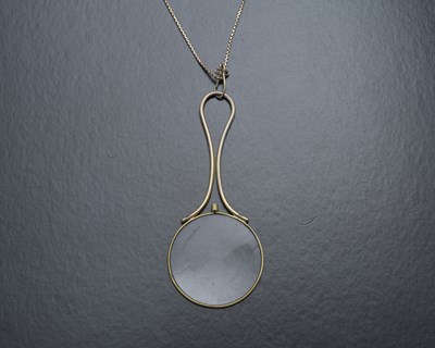 Lot 10 - A pair of magnifying glass, with 9ct gold chain