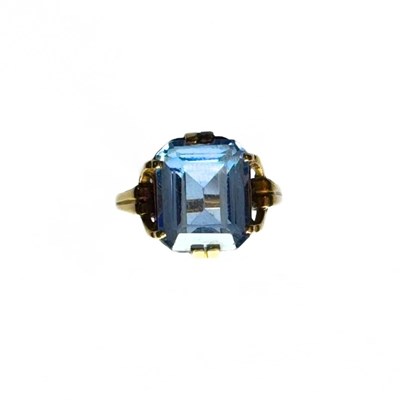 Lot 429 - A yellow metal synthetic blue spinel single-stone ring