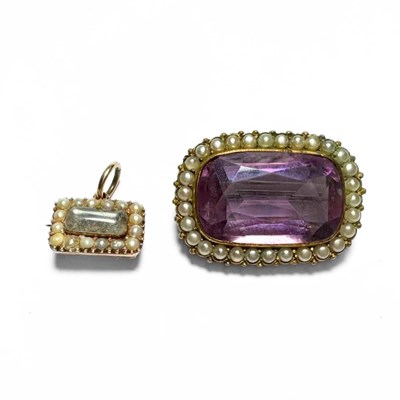 Lot 444 - Two brooches