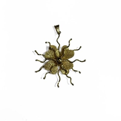 Lot 449 - An 18ct gold four leaf clover pendant