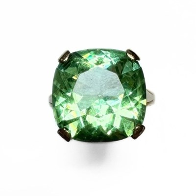 Lot 426 - A 9ct gold green synthetic spinel single-stone ring