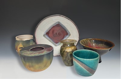 Lot 98 - A collection of studio pottery to include an...